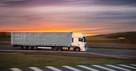 卡车集装箱 道路货物运输的核心载体